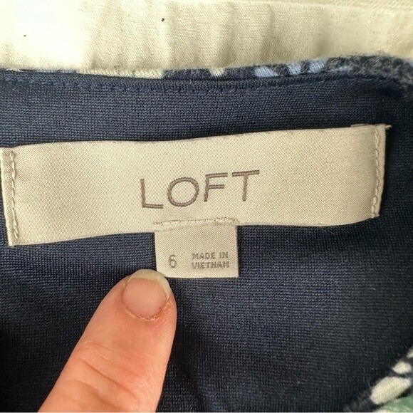 Loft Floral Flutter Sleeve Dress Knee Length Dress - Size 6 - Picture 10 of 11